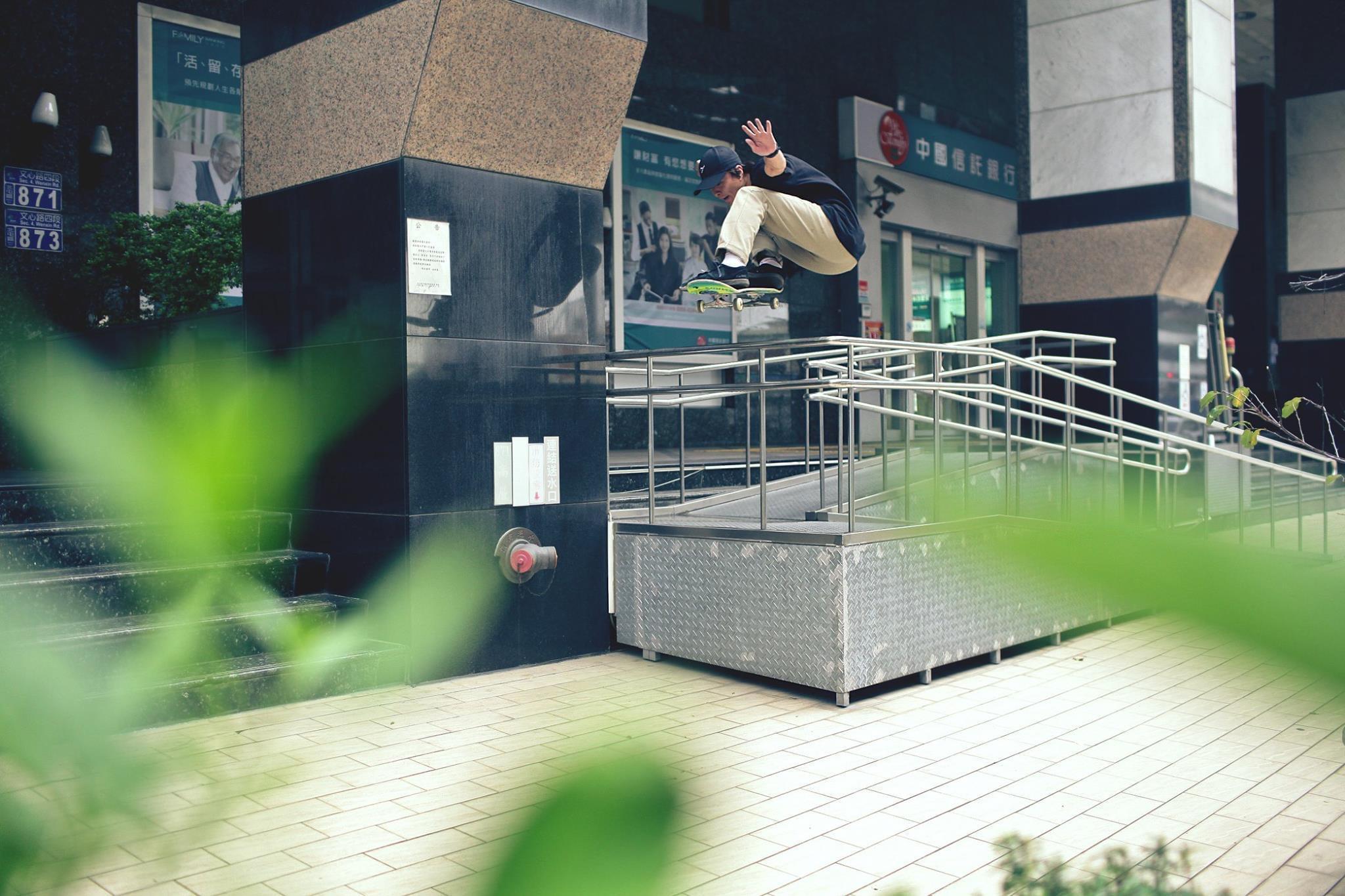 Ollie In Taichung city ChinaTrust Commercial Bank Photo by zhang shengfu